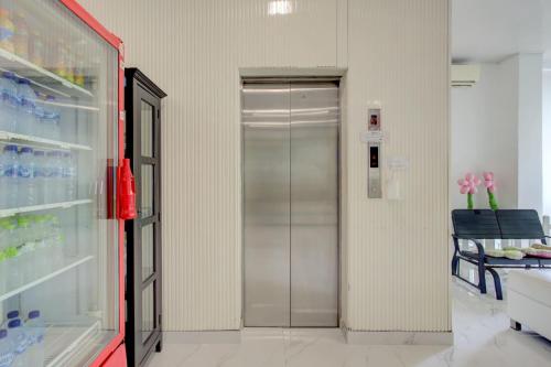 an elevator in a store with a glass door at Capital O 94792 Aleander Hotel in Jakarta