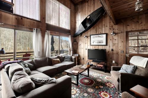 Televisyen dan/atau pusat hiburan di Radiant Riverfront Cabin Sanctuary near Cacapon River in West Virginia