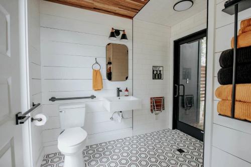 Ένα μπάνιο στο Luxurious Cabin with Jacuzzi and Breathtaking Views in Georgia