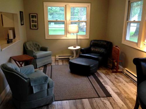 Χώρος καθιστικού στο Secluded Lakeside Retreat for Groups near Grand Rapids, Minnesota