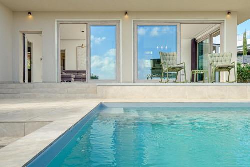 ポルト・ポッツォにあるVilla Luce in Sardegnaの家の前のプール