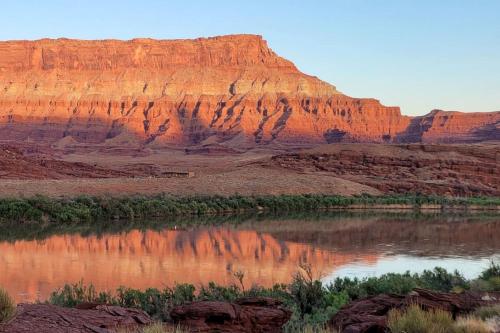 Allen Memorial Hospital HeliportにあるIntimate Glamping Tent near Arches National Park for a Memorable Couples Escape in Moab, Utahの川と山のある渓谷の景色