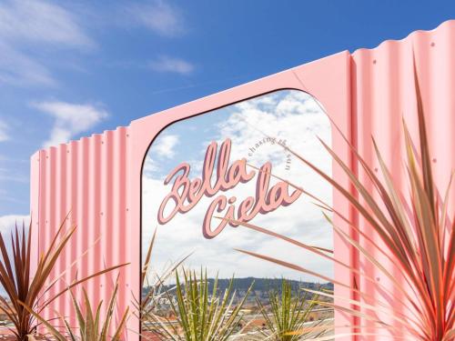 a pink building with a sign for elle cellular at Mercure Nice Centre Notre Dame in Nice