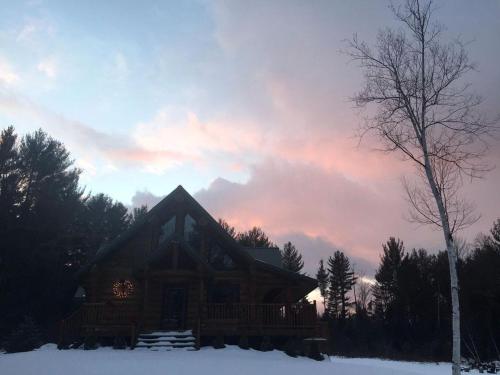 Secluded Log Cabin Nestled in the Woods in Athol, New York v zimě