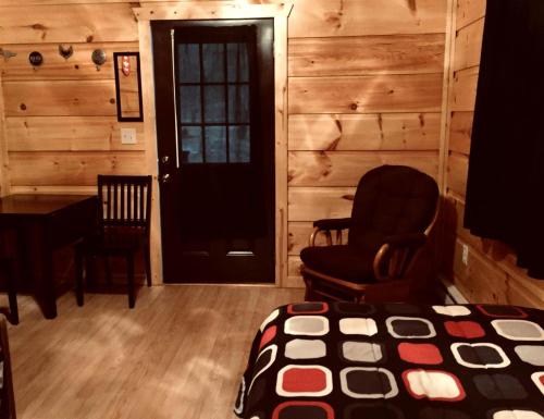 Φωτογραφία από το άλμπουμ του Embrace Nature in this Cabin in Monterville, West Virginia σε Monterville