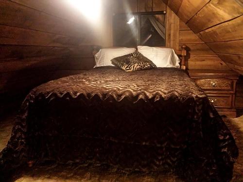 a bed with two pillows on top of it at Cozy Vacation Rental with High-Speed Wi-Fi near Seven Springs, Pennsylvania in Champion