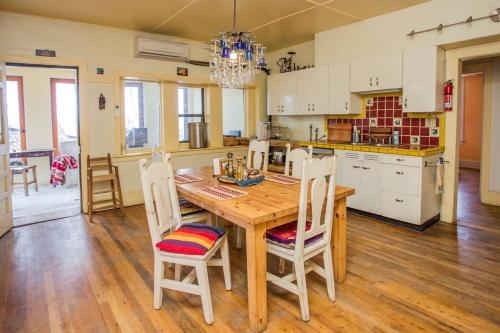 Dapur atau dapur kecil di Adobe Cottage on Organic Farm Stay near Taos, New Mexico