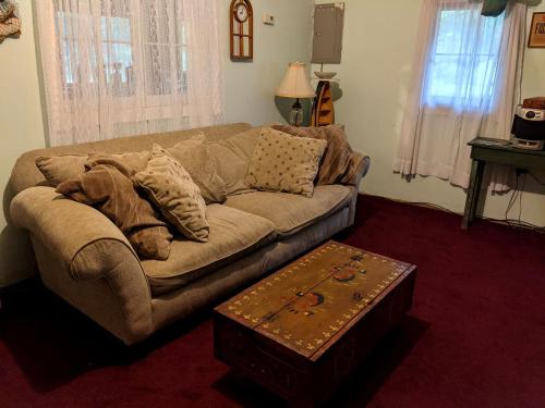 Khu vực ghế ngồi tại Secluded Rustic Cabin Rental Inside Manistee National Forest in Brethren, Michigan