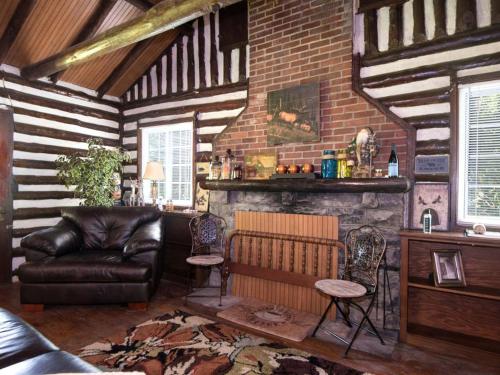 Χώρος καθιστικού στο Log Cabin Hideaway in the Woods near Knoxville, Tennessee