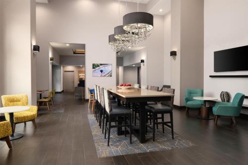 TV a/nebo společenská místnost v ubytování Hampton Inn & Suites Albuquerque North/I-25