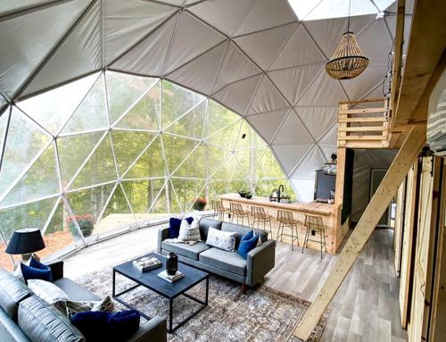 Posezení v ubytování Luxury Dome for Things to Do in Cosby