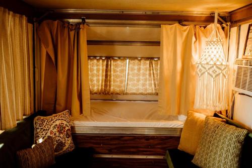 Posezení v ubytování Vintage Camper Rental Ideal for Glamping in Missouri, MO