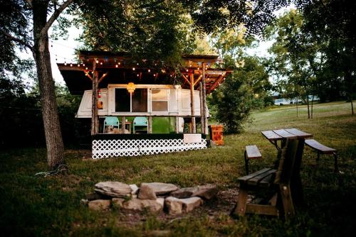 Zahrada ubytování Vintage Camper Rental Ideal for Glamping in Missouri, MO