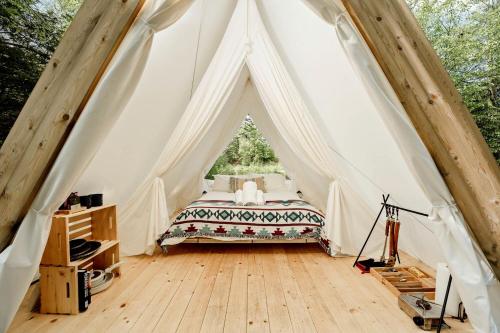 Postel nebo postele na pokoji v ubytování Special A-frame Safari Tent in North Woodstock, New Hampshire
