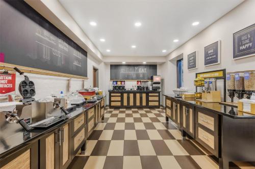 un restaurant fast-food avec un sol en damier dans l'établissement Hampton Inn & Suites Crawfordsville, à Crawfordsville