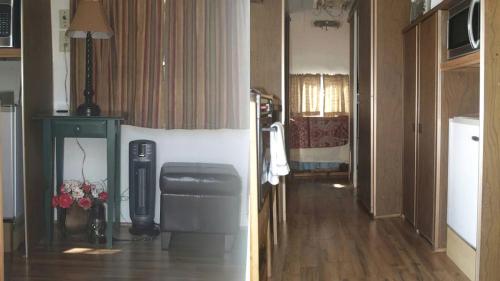 un couloir d'une chambre avec un salon dans l'établissement Unique Glamping Rental with Amazing Hiking Trails near Gainesville, Florida, à Fort McCoy