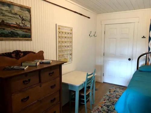 Кровать или кровати в номере Picturesque Vintage Cabin with Lake Views in Florida