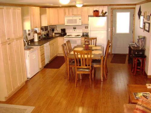 Η κουζίνα ή μικρή κουζίνα στο Impressive Cabin Rental with Campfire Area and Beautiful Views near Kentucky Lake
