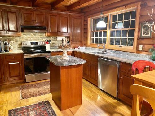 Φωτογραφία από το άλμπουμ του New York Glamping Trips in this Fully-Equipped Rental in Bolton Landing σε Bolton Landing