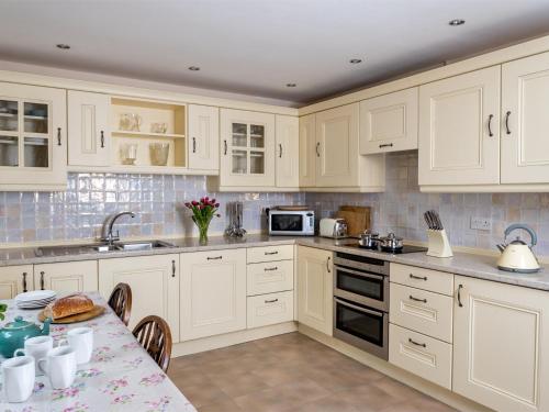 Η κουζίνα ή μικρή κουζίνα στο 3 Bed in Hay-on-Wye BN345