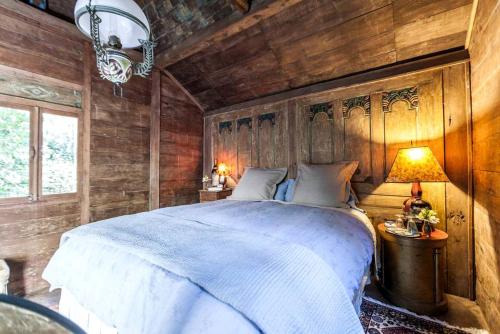 Voodi või voodid majutusasutuse Antique Indonesian Teakwood Cottage for a Romantic Getaway in Petaluma, California toas