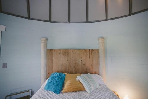 Katil atau katil-katil dalam bilik di Converted Grain Silo for Unique Glamping Accommodation in Alvin, Illinois