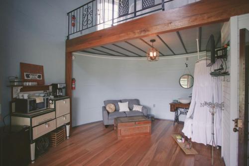 Televisyen dan/atau pusat hiburan di Converted Grain Silo for Unique Glamping Accommodation in Alvin, Illinois