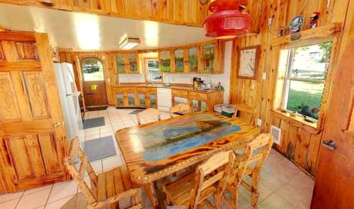 Køkken eller tekøkken på Utterly Unique Pet-friendly Vacation Cottage in Walker, Minnesota