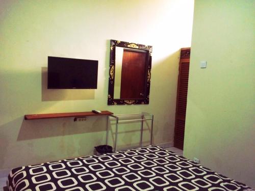 Una televisión o centro de entretenimiento en Rai House Sanur