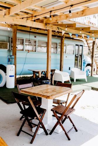 Χώρος καθιστικού στο Rustic Bus Accommodation Perfect for Glamping in Missouri