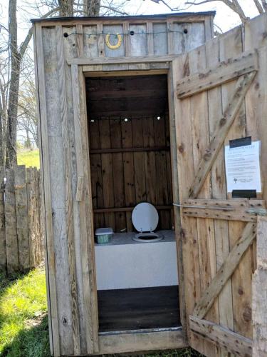 Φωτογραφία από το άλμπουμ του Rustic Bus Accommodation Perfect for Glamping in Missouri σε Saint Clair