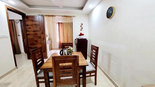 Χώρος καθιστικού στο Yogvan Holidays 1BHK Apartments Tapovan Rishikesh