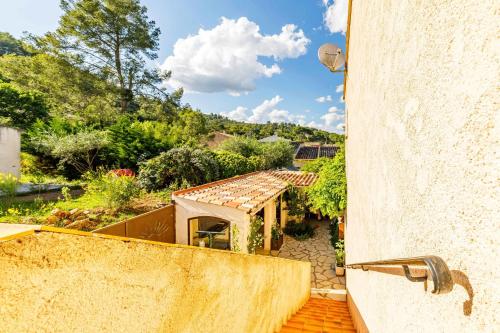 an external view of a house with a garden at Apartment with pool and garden in Taradeau