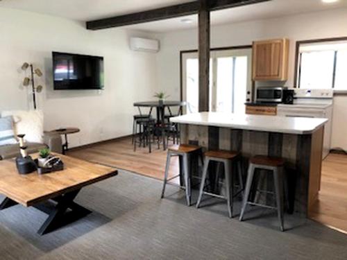 une cuisine et un salon avec un îlot dans une pièce dans l'établissement Trendy and Spacious Cabin Surrounded by Nature in Rapid City, South Dakota, à Hill City