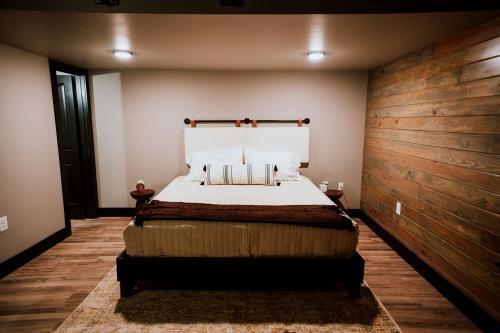 Ένα ή περισσότερα κρεβάτια σε δωμάτιο στο Modern Cabin on Weiss Lake, Cedar Bluff, Alabama