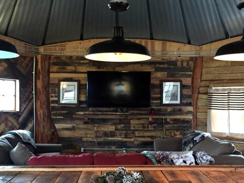 TV/trung tâm giải trí tại Rustic Octagon-Shaped Cabin for a Glamping Getaway near Huntington, West Virginia