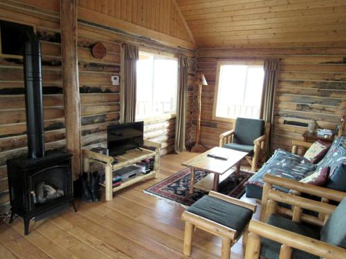 Χώρος καθιστικού στο Scenic Vacation Cabin with 360° Mountain Views near Yellowstone National Park in Madison River Valley, Montana