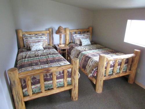 Ένα ή περισσότερα κρεβάτια σε δωμάτιο στο Scenic Vacation Cabin with 360° Mountain Views near Yellowstone National Park in Madison River Valley, Montana
