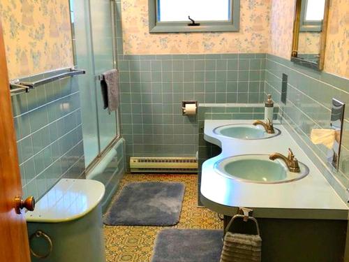 Koupelna v ubytování Peaceful Private Cabin on Crystal Lake near Elk Mountain, Pennsylvania