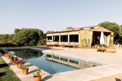 ein Haus mit einem Swimmingpool davor in der Unterkunft Airstream Oasis: Unique Retreat near Andalucia's Best Beaches and Nature Haven! in El Soto