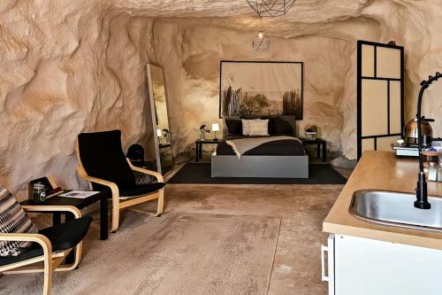 Katil atau katil-katil dalam bilik di Incredible Cave for an Unforgettable Glamping Getaway near Canyonlands National Park in Moab, Utah