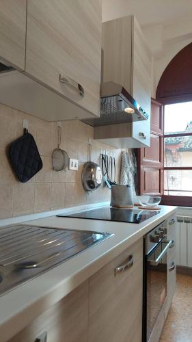 a kitchen with wooden cabinets and a counter top at Vivi in una Torre Medioevale appartamento in Perugia