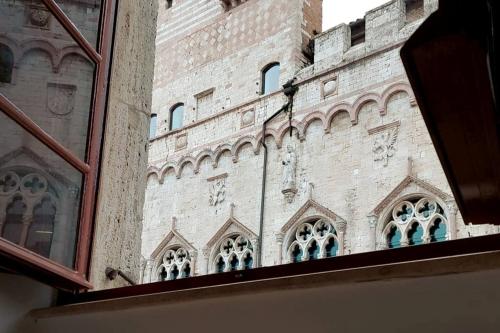 a brick building with windows on the side of it at Vivi in una Torre Medioevale appartamento in Perugia