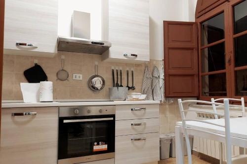 a kitchen with a stove and a counter top at Vivi in una Torre Medioevale appartamento in Perugia