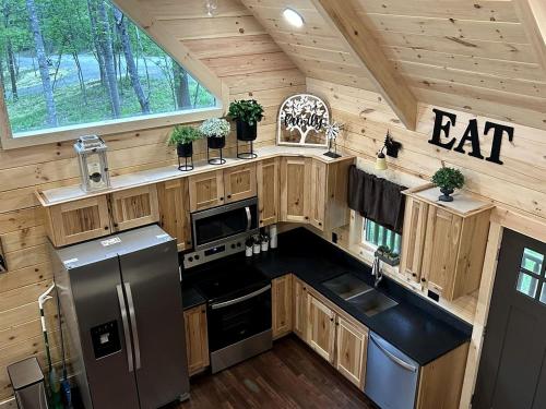 Kuchyň nebo kuchyňský kout v ubytování Incredible Cabin with Fireplace and Hot-tub in Campbellsville, Kentucky