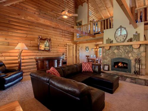 Posezení v ubytování Exceptionally Spacious Log Cabin for Groups in Mariposa, California