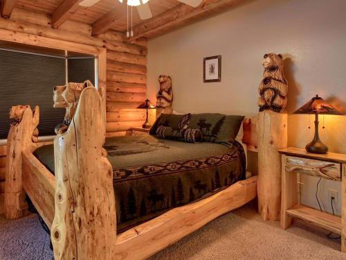 Posezení v ubytování Exceptionally Spacious Log Cabin for Groups in Mariposa, California