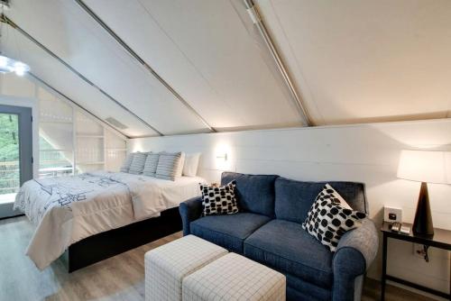 Ένα ή περισσότερα κρεβάτια σε δωμάτιο στο Beautiful Tented Cabin Surrounded by Nature and Hot-tub Provided in Scottsboro, Alabama