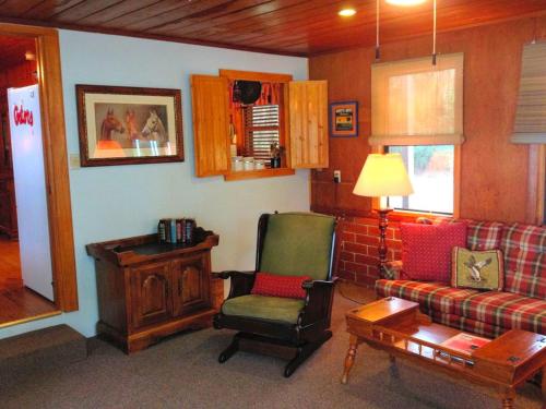 una sala de estar con un sofá y una silla en Lakefront Weekend Getaway with a Private Dock near the Ocala National Forest, Florida, en Orange Springs