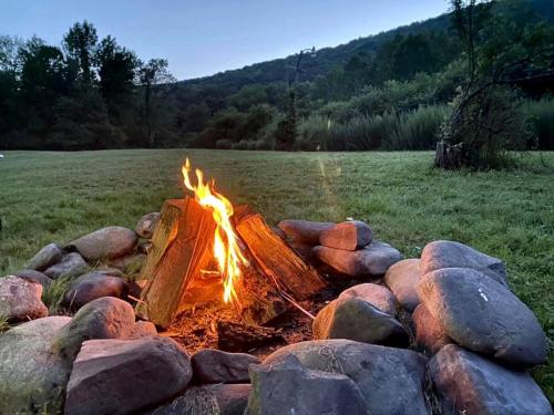 un feu de camp dans un tas de rochers dans l'établissement Homey Pet-Friendly Cabin Rental for Groups in the Catskills, à Big Indian